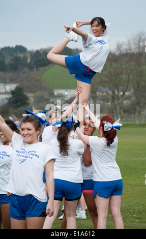 'Tarannau' Aberystwyth University Cheerleaders de l'équipe de football américain d'affichage de la scène de routine acrobatique de Galles UK Banque D'Images