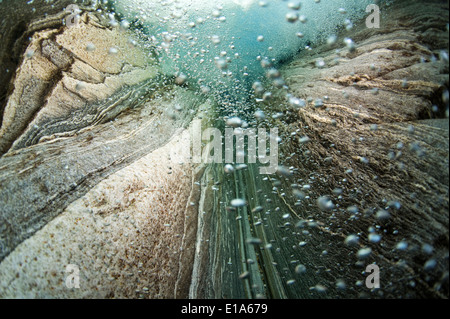 Unterwaterpicture d'une chute dans la rivière Verzasca, Lavertezzo, Valle Verzasca, Tessin, Suisse Banque D'Images