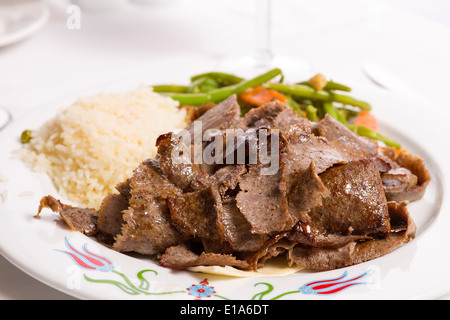 Doner Gyro garnie avec du riz pilaf et légumes servi sur pain lavash mince Banque D'Images