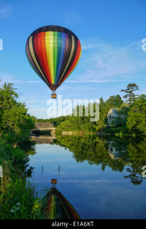 Montgolfière sur le pont couvert à Quechee, Vermont. Banque D'Images