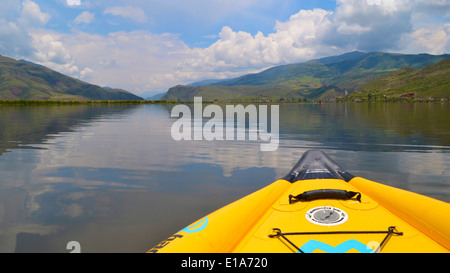 SUP Stand Up Paddleboarding sur un lac près de Cusco au Pérou avec la toile de la Cordillère des Andes Banque D'Images