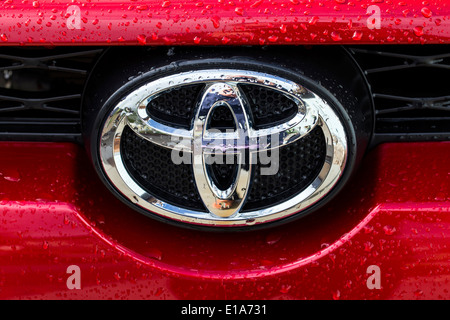 Perles de pluie gouttes d'eau sur rouge camion Toyota 4Runner et logo Banque D'Images