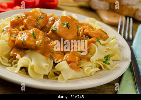 Paprikash poulet avec des nouilles aux œufs et le poivron rouge. Banque D'Images