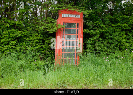 Végétation le long de la route mais encore téléphone rouge fort dans près de Cornwall Liskeard Banque D'Images