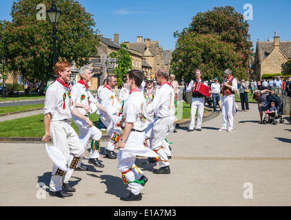 Morris Dancing dans le village des Cotswolds de Broadway, les Cotswolds, Worcestershire, Angleterre, Royaume-Uni, UE, Europe Banque D'Images