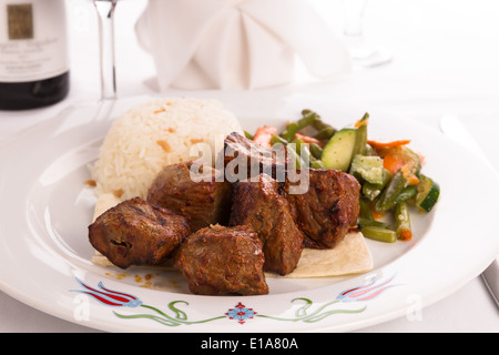 Plan Macro sur shish kebabs garni de légumes et riz pilaf, serviette et verre de vigne sur l'arrière-plan Banque D'Images