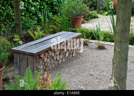 Banc de jardin orné de doubler comme un magasin de journaux Banque D'Images