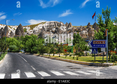 Petite ville de Göreme, en Cappadoce, connu pour la cheminée de fées rock formations rock a cédé devant les maisons. Banque D'Images