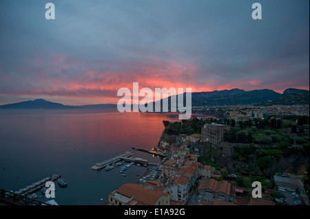 Un lever du soleil avec le Red sky plus de Sorrente, la baie de Naples et le Vésuve, un volcan actif, Italie Banque D'Images