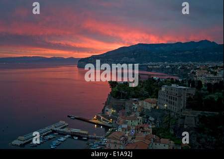 Un lever du soleil avec le Red sky plus de Sorrente, la baie de Naples, Italie Banque D'Images