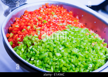 Poivrons verts et rouges nettoyé et lavé comme ingrédient pour la cuisson dans le restaurant dans un grand panier crépine