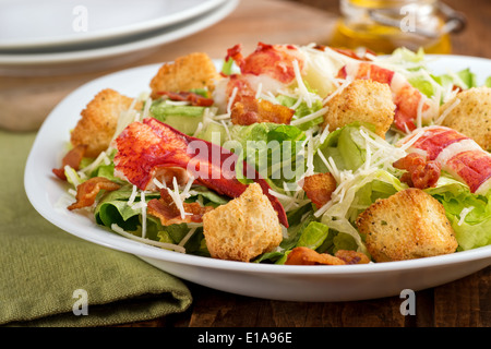 Un homard verte croquante salade César au parmesan râpé, bacon croustillant, et Herb croûtons. Banque D'Images