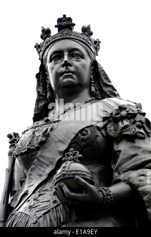 Londres, Angleterre, Royaume-Uni. Statue sur Blackfriars Bridge de la reine Victoria (1819-1901) par Charles Bell Birch (1896). [Voir la description] Banque D'Images