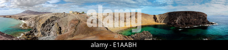 Panorama avec la célèbre plage de Papagayo sur l'île de Lanzarote dans l'archipel des îles Canaries. Banque D'Images