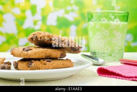 Une assiette de cookies aux pépites de chocolat et un verre de lait. Banque D'Images