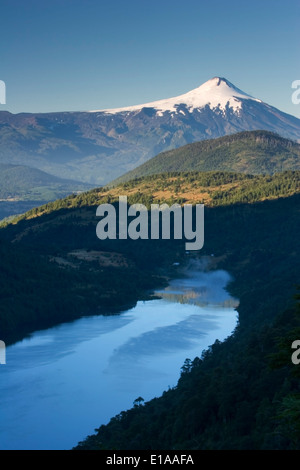 Volcan Villarica et lac Tinquilco de Huerquehue Parc National Los Lagos (sentier), Lake District, Chili Banque D'Images