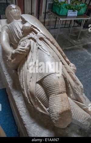 Tombe d'un chevalier médiéval à l'église abbatiale de la Sainte Croix, Pershore, Worcestershire, fondée AD 972 Banque D'Images