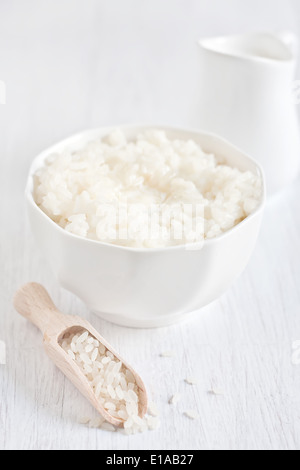 Bouillie de riz avec du beurre et de la crème dans les petits pot. Focus sélectif. High key. Banque D'Images