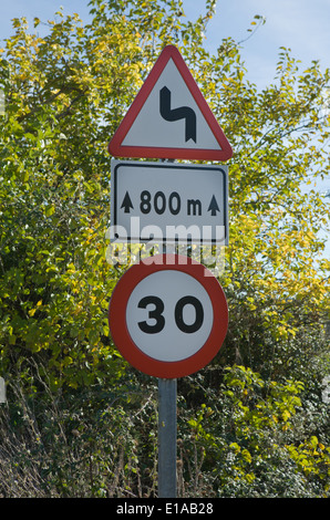 Panneau d'avertissement pour les virages serrés en avance dans une forêt pass, Caceres, Espagne Banque D'Images