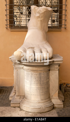 Pied de l'énorme sculpture Statue - le Colosse de Constantine, 4e siècle ; le Musée du Capitole, Rome Italie Europe Banque D'Images