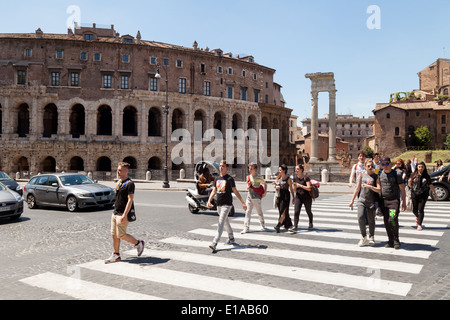 Personnes à pied et traverser la chaussée à un passage pour piétons en face du Teatro Marcello, Rome Italie Europe Banque D'Images