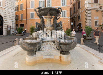 Les personnes à la recherche à la Fontaine des tortues terrestres et les tortues ( Fontana delle Tartarughe ), la Piazza Mattei, Rome Italie Europe Banque D'Images