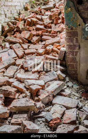 Escalier en ruine dans le vieux bâtiment endommagé Banque D'Images