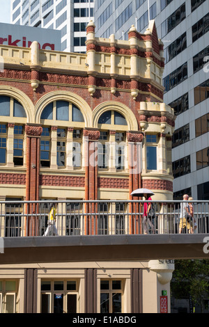 Sydney Australie,Nouvelle-Galles du Sud,quartier central des affaires,quartier,passerelle surélevée,trottoir,Pont Pyrmont,Shelbourne,hôtel hôtels logement inn motel mote Banque D'Images