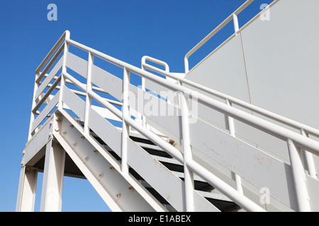 Escalier blanc au capitaine du navire sur le pont Banque D'Images