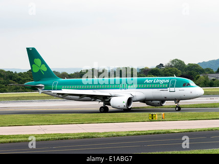 Aer Lingus Airbus A320-214 EI-avion roulait sur DVJ Atterrissage à l'Aéroport International de Manchester en Angleterre Royaume-Uni UK Banque D'Images