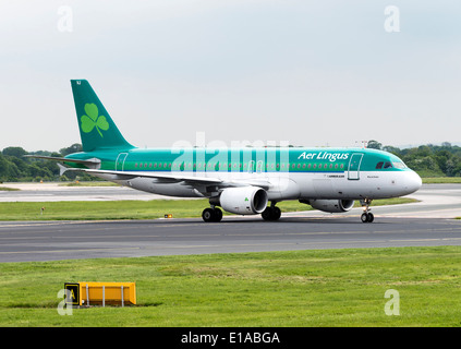 Aer Lingus Airbus A320-214 EI-avion roulait sur DVJ Atterrissage à l'Aéroport International de Manchester en Angleterre Royaume-Uni UK Banque D'Images