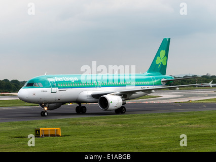 Aer Lingus Airbus A320-214 EI-avion roulait sur DVJ Atterrissage à l'Aéroport International de Manchester en Angleterre Royaume-Uni UK Banque D'Images