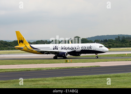 Monarch Airlines Airbus A320-200 avion de série G-ZBAD roulage à l'Aéroport International de Manchester en Angleterre Royaume-Uni UK Banque D'Images