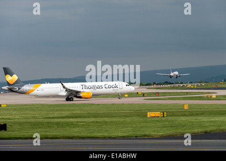 Thomas Cook Airlines Airbus A321-211 G-avion de Winglets TCDF Taxxiing pour départ à l'aéroport de Manchester England UK Banque D'Images