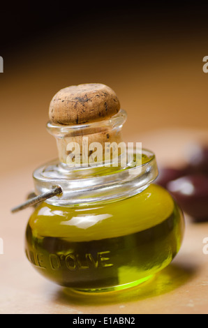 Une bouteille d'huile d'olive extra vierge d'olives. Banque D'Images