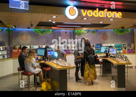 Sydney Australie,Nouvelle-Galles du Sud,quartier central des affaires,quartier,George,Market Street,Queen Victoria Building,QVB,Vodaphone,smartphone smartphones mobil Banque D'Images