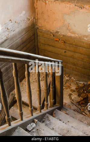 Escalier ancien dans immeuble abandonné Banque D'Images