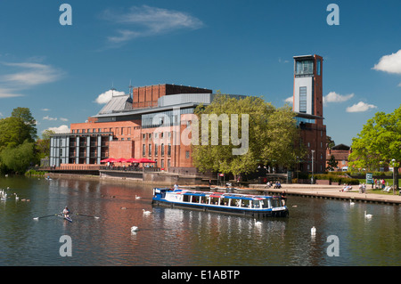 Royal Shakespeare Theatre à côté de la rivière Avon à Stratford-upon-Avon, Angleterre Banque D'Images