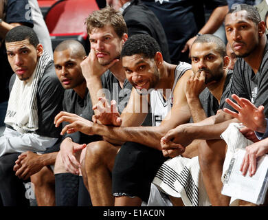 19 mai 2014 - San Antonio, Texas, USA - San Antonio Spurs' Danny Green (de gauche), Patty Mills, Tiago Splitter, Tim Duncan, Tony Parker, Boris Diaw et regarder la fin de l'action de Match 1 dans la conférence de l'Ouest en finale contre les Oklahoma City Thunder à l'audience du lundi 19 mai, 2014 à l'AT&T Center. Les Spurs gagné 122-105. (Crédit Image : © San Antonio Express-News/ZUMAPRESS.com) Banque D'Images