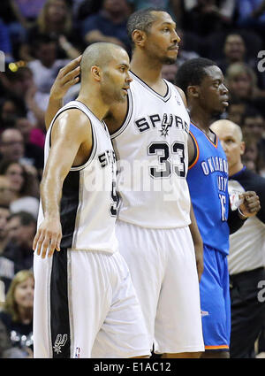 21 mai 2014 - San Antonio, Texas, USA - San Antonio Spurs Tony Parker' (à gauche) et Boris Diaw réagir après un point d'action pendant la seconde moitié du jeu 2 de la Conférence Ouest en finale contre les Oklahoma City Thunder Le mercredi 21 mai, 2014 à l'AT&T Center. Les Spurs ont remporté 112-77. (Crédit Image : © San Antonio Express-News/ZUMAPRESS.com) Banque D'Images