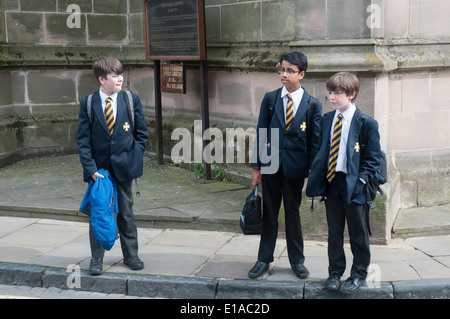 Des écoliers de la King Edward VI School assisté par William Shakespeare à Stratford-upon-Avon Banque D'Images