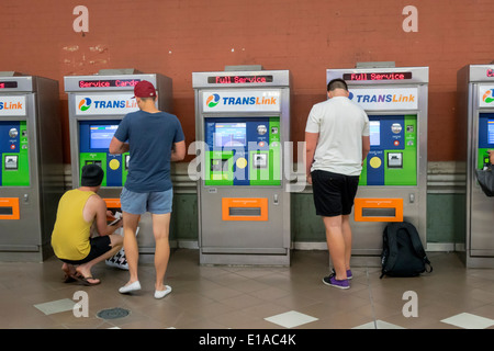 Brisbane Australie, gare centrale, gare ferroviaire, TransLink, distributeur automatique de billets en libre-service, homme hommes, utilisation, paiement de transaction paie achat Banque D'Images