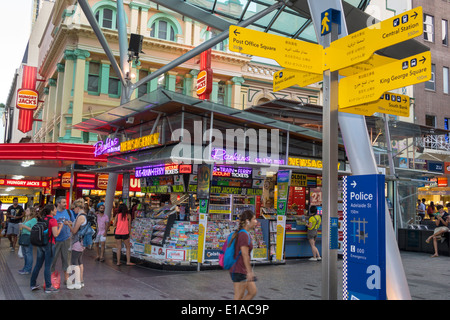 Brisbane Australie,Queen Street Mall,promenade,homme hommes,femme femmes,Rankins News Agency,kiosque,panneau néon,panneaux,flèches,directions,AU14031 Banque D'Images