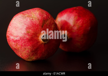 Deux grenades sur un fond sombre. Banque D'Images