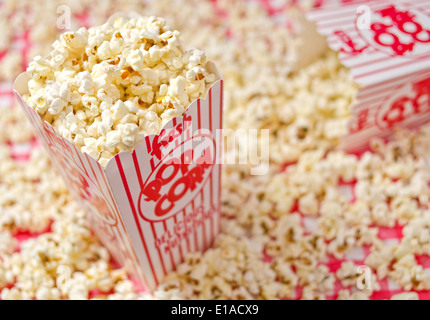 Maïs soufflé fraîchement contre un arrière-plan de popcorn. Banque D'Images