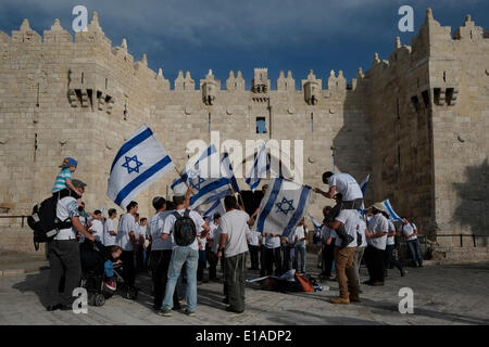 Jérusalem, Israël. 28 mai, 2014. Les civils israéliens tenant le drapeau national israélien de prendre part à la traditionnelle mars pavillon autour de la vieille ville au cours de 47e anniversaire de la réunification de Jérusalem le 28 mai 2014. Israël a célébré son 47e Journée de Jérusalem commémorant la réunification de la ville après 1967 Guerre des Six Jours de la traditionnelle Journée de Jérusalem mars pavillon autour de la vieille ville, ainsi que plusieurs cérémonies. Credit : Eddie Gerald/Alamy Live News Banque D'Images