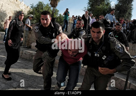 Jérusalem, Israël. 28 mai, 2014. Les agents de police israélien un Palestinien en détention pendant le 47e anniversaire de la réunification de Jérusalem le 28 mai 2014. Israël a célébré son 47e Journée de Jérusalem commémorant la réunification de la ville après 1967 Guerre des Six Jours de la traditionnelle Journée de Jérusalem mars pavillon autour de la vieille ville, ainsi que plusieurs cérémonies. Credit : Eddie Gerald/Alamy Live News Banque D'Images