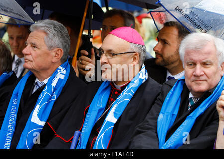 Regensburg, Allemagne. 28 mai 2014. Le Président allemand Joachim Gauck, Rudolf Voderholzer, l'évêque de Ratisbonne, et Horst Seehofer, le Ministre-président de Bavière, sont sur la photo de droite à gauche au Deutscher Katholikentag à Regensburg. Le 99e Congrès de l'Église catholique romaine en Allemagne se déroule du 28 mai au 1 juin avec un 80.000 visiteurs attendus. Crédit : Michael Debets/Alamy Live News Banque D'Images