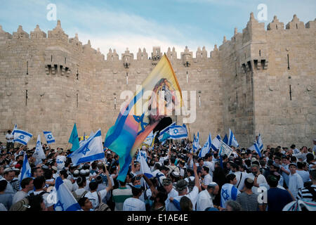 Jérusalem, Israël. 28 mai, 2014. Les civils israéliens tenant le drapeau national israélien de prendre part à la traditionnelle mars pavillon autour de la vieille ville au cours de 47e anniversaire de la réunification de Jérusalem le 28 mai 2014. Israël a célébré son 47e Journée de Jérusalem commémorant la réunification de la ville après 1967 Guerre des Six Jours de la traditionnelle Journée de Jérusalem mars pavillon autour de la vieille ville, ainsi que plusieurs cérémonies. Credit : Eddie Gerald/Alamy Live News Banque D'Images