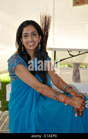 Une belle mariée indienne au cours d'une cérémonie de pithi vidhi ou avant le mariage. Banque D'Images